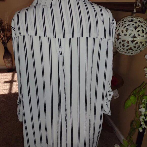 TORRID Ladies Top Black White NWT - Picture 3 of 7